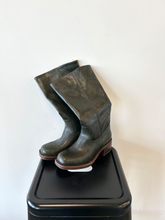 Load image into Gallery viewer, Frye Boots Womens 6
