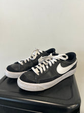 Load image into Gallery viewer, Nike Womens Athletic Shoes Womens 8
