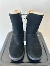 Load image into Gallery viewer, Uggs Boots Womens 6
