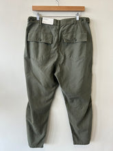 Load image into Gallery viewer, American Eagle Pants Size 13/14 (32)
