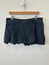 Load image into Gallery viewer, Free People Shorts Size 7/8
