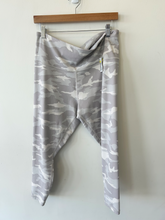 Load image into Gallery viewer, Athleta Athletic Pants 1X Large
