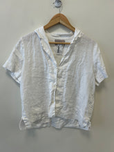 Load image into Gallery viewer, Everlane Short Sleeve Top Size Medium
