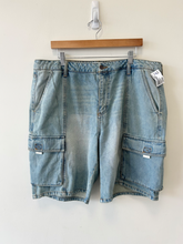 Load image into Gallery viewer, Fashion Nova Shorts Size 18/20
