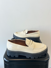 Load image into Gallery viewer, Franco Sarto Casual Shoes Womens 7.5

