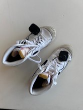 Load image into Gallery viewer, Nike Womens Athletic Shoes Womens 9
