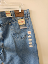 Load image into Gallery viewer, Wrangler Denim Size 40

