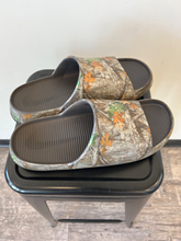 Load image into Gallery viewer, Nike Sandals Mens 12
