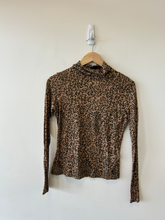 Load image into Gallery viewer, Bdg Long Sleeve Top Size Medium
