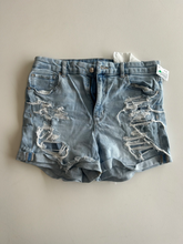 Load image into Gallery viewer, American Eagle Shorts Size 13/14
