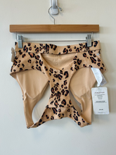 Load image into Gallery viewer, Fabletics Sports Bra Size Medium
