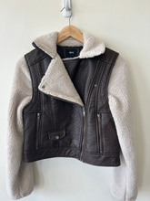Load image into Gallery viewer, Bdg Heavy Outerwear Size Small
