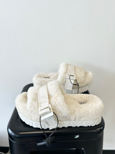 Load image into Gallery viewer, Uggs Sandals Womens 7.5

