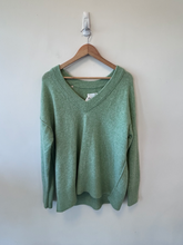 Load image into Gallery viewer, Aerie Sweater Size Small
