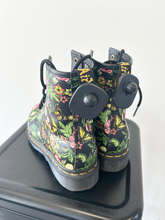 Load image into Gallery viewer, Dr Martens Boots Mens 7 Womens 6
