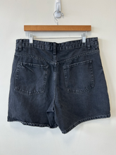 Load image into Gallery viewer, Zara Shorts Size Large
