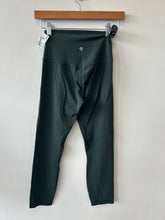 Load image into Gallery viewer, Lulu Lemon Athletic Pants Size 3/4 (27)
