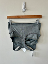 Load image into Gallery viewer, Aerie Athletic Top Size Medium

