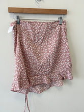 Load image into Gallery viewer, Short Skirt Size Medium
