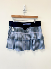 Load image into Gallery viewer, Lulu Lemon Athletic Shorts Size 9/10
