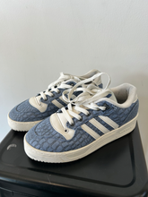 Load image into Gallery viewer, Adidas Womens Athletic Shoes 6.5
