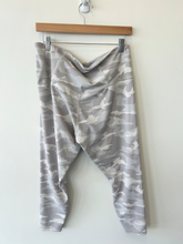 Load image into Gallery viewer, Athleta Athletic Pants 1X Large
