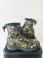 Load image into Gallery viewer, Dr Martens Boots Mens 7 Womens 6
