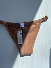Load image into Gallery viewer, Womens Swimwear Size Medium

