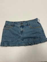 Load image into Gallery viewer, Edikted Short Skirt Size Large
