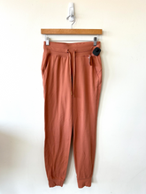 Load image into Gallery viewer, Lulu Lemon Athletic Pants Size Small
