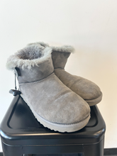 Load image into Gallery viewer, Uggs Boots Womens 11

