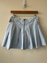 Load image into Gallery viewer, American Eagle Short Skirt Size 5/6
