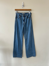 Load image into Gallery viewer, Levi Denim Size Extra Small
