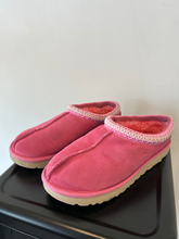 Load image into Gallery viewer, Uggs Casual Shoes Womens 8 *as is*
