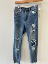 Load image into Gallery viewer, Bdg Denim Size 2 (26)
