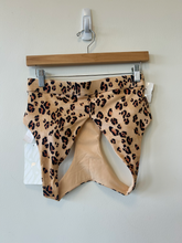 Load image into Gallery viewer, Fabletics Sports Bra Size Medium
