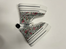 Load image into Gallery viewer, Steve Madden Casual Shoes Womens 7
