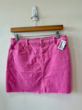 Load image into Gallery viewer, Forever 21 Short Skirt Size Medium

