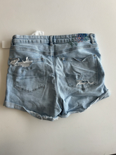 Load image into Gallery viewer, American Eagle Shorts Size 13/14

