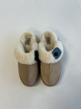 Load image into Gallery viewer, Uggs Casual Shoes Womens 9

