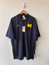 Load image into Gallery viewer, Nike Athletic Top Size Large
