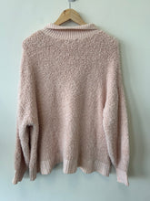 Load image into Gallery viewer, American Eagle Sweater Size Medium
