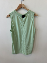Load image into Gallery viewer, Lulu Lemon Athletic Top Size Medium
