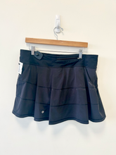 Load image into Gallery viewer, Lulu Lemon Athletic Shorts Size Large
