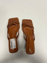 Load image into Gallery viewer, Sandals Womens 5

