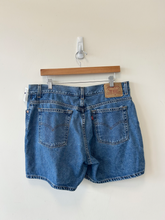 Load image into Gallery viewer, Levi Shorts Size 15/16
