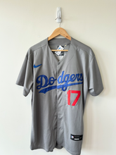 Load image into Gallery viewer, Nike Athletic Top Size Extra Large
