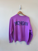 Load image into Gallery viewer, Champion Sweatshirt Size Medium
