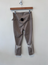 Load image into Gallery viewer, Alo Athletic Pants Size Small
