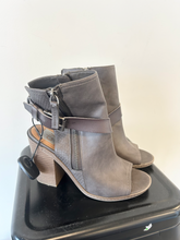 Load image into Gallery viewer, Dvs (Shoes) Boots Womens 8.5

